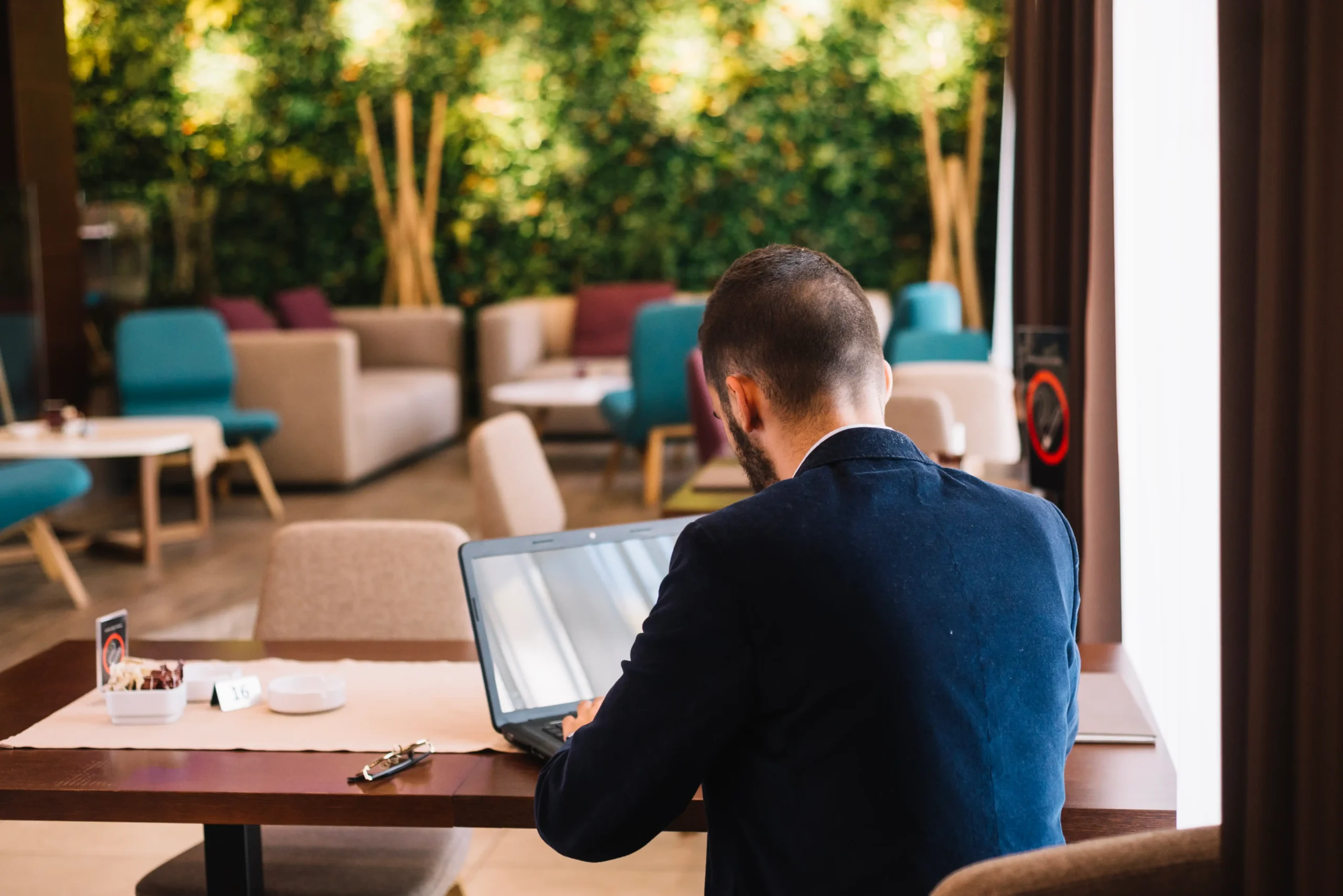 Power-of-digital-marketing-work-from-cafe